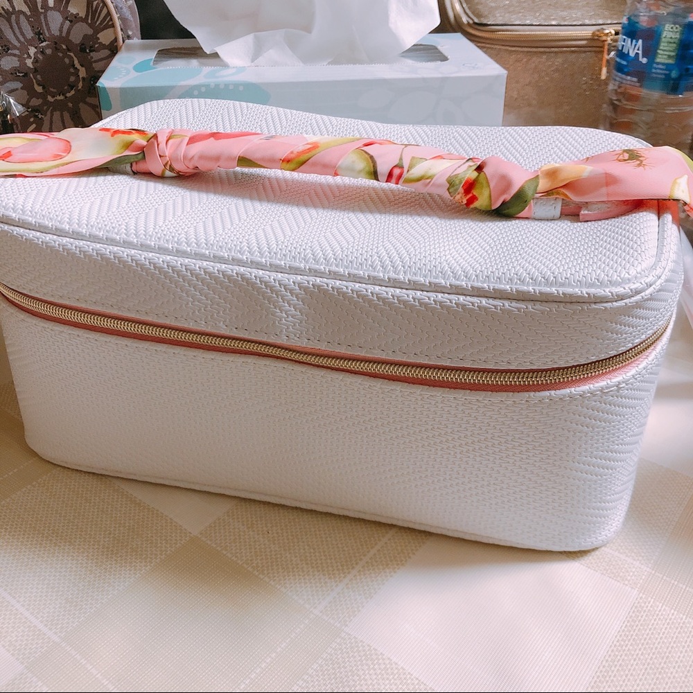 ESTEE LAUDER white faux leather travel case